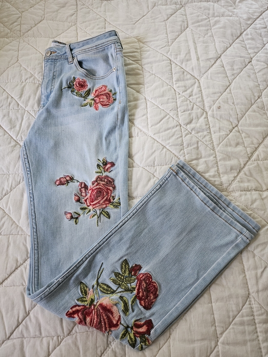Forever 21 Denim - Forever 21 Sky Blue Tall Mid-Rise Bootcut Jeans w/ Floral Embroidery- Size 29